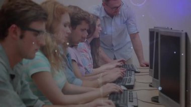 Öğrencilerin daktilo hocalarını gözlemledikten sonra monitörü göstererek bilgisayar laboratuarındaki öğrencilere rehberlik ettiler. İşbirliği, akıl hocalığı, eğitim, teknoloji, sınıf, takım çalışması, dijital öğrenim