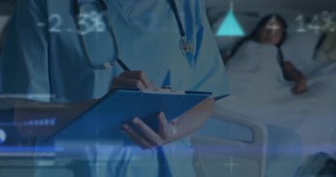 Hastanedeki panoya yazı yazan beyaz kadın sağlık görevlisinin veri işleme animasyonu. Tıbbi sağlık ve teknoloji konsepti