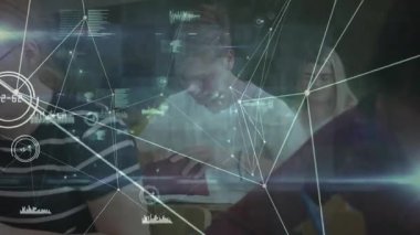 Ergen çocuk kalem kılıfını açıyor ve sınıfta not yazmaya başlıyor. Eğitimin üst üste bindiğini gösteriyor. Öğrenciler, eğitim, dijital bağlantı, işbirliği, öğrenme, odaklanma, teknoloji