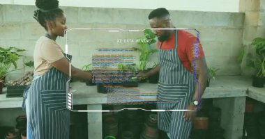 Çocuk bakıcıları banktaki tepsileri kürekle temizliyor, tohum ekmek için toprağı düzleştiriyor. Bahçıvanlık, bahçıvanlık, tarım, takım çalışması, verimlilik, sanayi, kırsal