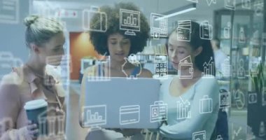 Üç kadın dizüstü bilgisayarı açıyor ve masanın üzerinde yüzen animasyon çizelgeleriyle finansal verileri analiz ediyor. İşbirliği, takım çalışması, modernlik, veri analizi, dijital grafikler, profesyonel kadınlar, birlikte çalışma alanı