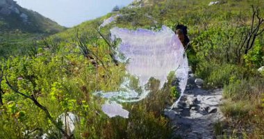 Dijital küre maddeleşiyor ve sonra kayboluyor. Bu sırada gezgin, kıyı şeridini kontrol etmek için kutuplara bakıyor. Macera, keşif, seyrüsefer, açık hava, engebeli yolculuk, keşif