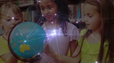 Kütüphanede dünyayı keşfeden öğrenciler merkez öğrencinin ağ örtüsünü aktif hale getirmesiyle birlikte. Eğitim, işbirliği, keşif, merak, öğrenme, yenilik, gençlik