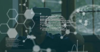 Evde VR kulaklık takan beyaz bir adamın tıbbi veri işleme animasyonu. Tıbbi araştırma ve iş teknolojisi kavramı