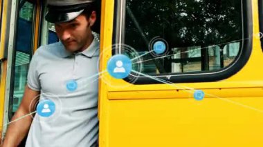 Akıllı telefon kullanan beyaz tenli bir otobüs şoförü üzerindeki bağlantıların animasyonu. Bağlantılar, iletişim ve teknoloji konsepti dijital olarak oluşturulmuş video.