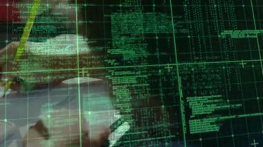 Çocuğun el yazısı, telefonun yanında duran dijital kodla harmanlanan defter karıştırma kaleminin ucuna basıyor. Çocuk, öğrenci, eğitim, teknoloji, yenilik, yaratıcılık, konsantrasyon