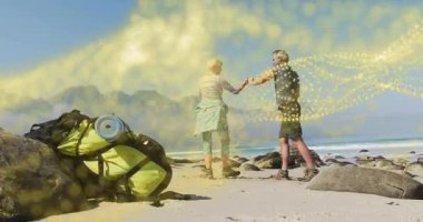 Kireç yeşili sırt çantalı çiftler yukarı doğru dönen altın parçacıklar gibi dans ediyorlar. Macera, romantizm, zarafet, maneviyat, enerji, bağlantı, canlılık