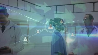 İki tıp uzmanı hastane koridorunda konuşuyor. Profil simgeleri arka planda hareket eden oklarla bağlantılı.