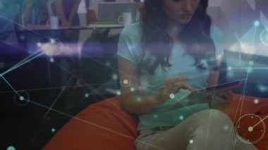 Kadın tableti tıklatıyor ve iş verileri için ağ örtüsünü etkinleştiriyor. İşbirliği, takım çalışması, yenilik, bağlantı, modern, çalışma alanı, teknoloji