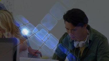 Masaüstü incelemesini mavi kaplama altında izleyen ve yönlendiren bir adam teknik bir konuda işbirliği yapıyor. İşbirliği, takım çalışması, teknoloji, yenilik, ofis, odak, dijital