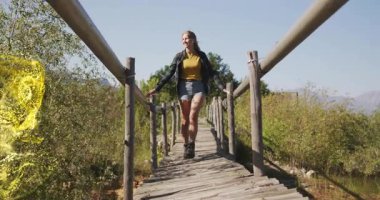 Tırabzan tutan kadın, yürüyen yaya köprüsü ve teknoloji gösterisinde altın parçacık halkası fırlatıyor. Ruhsal, büyülü, ışıltılı, gerçeküstü, dinamik, düşünceli, kırsal