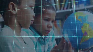 Sağdaki çocuk kıtaları keşfetmek için dönen kürede eğilirken, aynı zamanda öğrenme sisteminde örtüşüyor. Eğitim, çocukluk, keşif, yenilik, merak, işbirliği, keşif