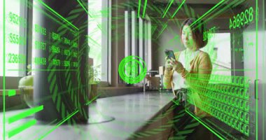 Akıllı telefonu dinleyen ve mutfaktaki veri taramasını başlatan bir kadın. Teknoloji panelleri değişen grafikler gösteriyor. Gelecekçi, yenilikçi, dijital, yüksek teknoloji, yaşam tarzı, modern, bağlantı