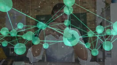 Holografik ağ olarak el ele tutuşan adam görüntüde kayboluyor ve teknoloji gösteriminde düğümlerin izini sürüyor. Gelecekçi, yenilikçi, dijital, bağlantı, teknoloji, modern, soyut