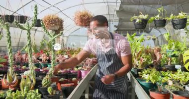 Çocuk bakıcısı, seradaki kaktüsleri kaldırıyor ve teftiş ediyor. Yüzen AR ölçüm panellerini yürütüyor. Bahçecilik, yenilik, teknoloji, şehir çiftliği, kolaylık, verimlilik, doğa