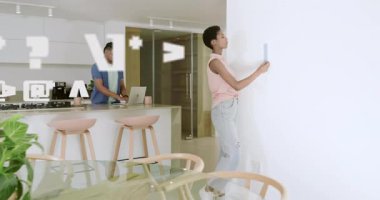 Çift iş planlama duvarlara yapışkan notlar yapıştırarak kayan dizüstü bilgisayarın üzerinde yüzen simgelere neden oluyor. İşbirliği, yenilik, planlama, modern, minimalist, takım çalışması, çalışma alanı