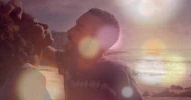 Farklı çiftler öpüşürken oluşan beneklerin canlandırması. Boş zaman ve dijital arayüz kavramı dijital olarak oluşturulmuş video.