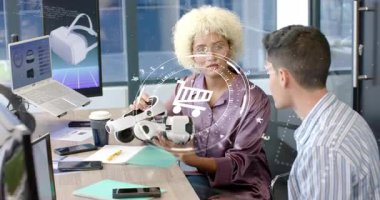 VR kulaklığı takan ve teknoloji toplantısında holografik alışveriş arabası kullanan bir kadın. Teknoloji, yenilik, işbirliği, dijital, fütüristik, profesyonel, ofis