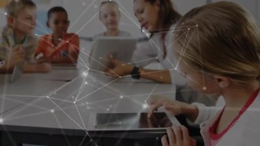 Öğrencilere tablet rehberliği öğretirken, ağ da vurgu yapan kızı gölgede bırakıyor. Eğitim, teknoloji, sınıf, işbirliği, gelecek, etkileşimli, minimalist