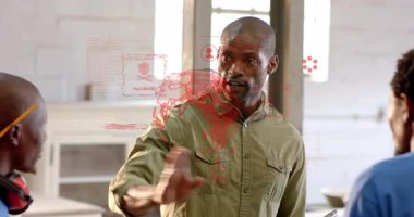 Eğitmen el kaldırıyor. Stajyer klik güvenlik eğitimi için kötü amaçlı yazılımı açıklıyor. Eğitim, siber güvenlik, eğitim, dijital, takım çalışması, profesyonel, yenilik