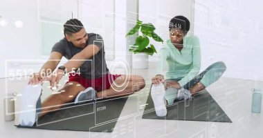 Antrenman partnerleri, paspaslarda bacağını ileri uzatarak spor yapmaya başlar, sohbet eder ve gülerler. Spor, işbirliği, farkındalık, sağlıklı yaşam tarzı, sağlık, kapalı alanda egzersiz, enerji