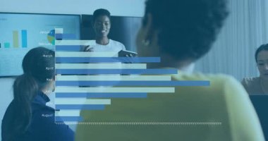 Akıllı telefonu dinleyen ve bar çizelgesini ilerletmekte olan sunucu iş veri eğilimlerini canlandırmaktadır. Profesyonel, işbirliği, analitik, kurumsal, modern, dijital, takım çalışması