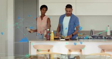 Kadın sos şişesi seçiyor ve erkek sandviçleri hazırlarken akıllı mutfak veri akışını aktifleştiriyor. Aşçılık, işbirliği, modern, aşçılık, teknoloji, mutfak eşyaları, yaşam tarzı