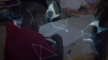 Öğrenci kalem seçiyor, aktif ağ şekilleri çiziyor sınıfta çizimin üzerinde 3 boyutlu bir dünya oluşturuyor. Eğitim, yenilik, fütüristik, işbirliği, yaratıcılık, teknoloji, öğrenme
