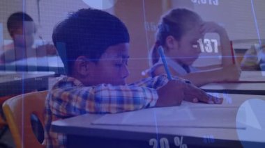 Sınıf arkadaşları sınıfta yazmaya başladılar, animasyon eğitim çizelgeleri oluşturup veri değerlerini güncellediler. Eğitim, öğrenim, öğrenciler, sınıf, analiz, odak, akademik