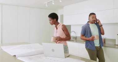 Telefonda kadına katılan bir adam mutfak planlarını analiz ediyor, animasyon ev tasarım planları odaları renklendiriyor. İşbirliği, mimari, iç mimari, planlama, modern, takım çalışması, plan