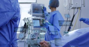 Hemşire ameliyathaneye giriyor, anesteziyi ayarlıyor, anestezi uzmanı maske takıyor, ameliyat için serum takıyor. Tıbbi, sağlık, profesyonel, klinik, cerrahi, acil, hassas