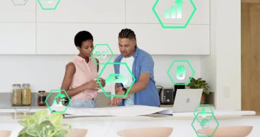 Kadın ve erkek projeleri açıyor ve yüzen yeşil metriklerle mimari yapıyı inceliyor. İşbirliği, planlama, takım çalışması, yenilik, modernlik, sürdürülebilirlik, analiz