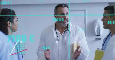 Hastanedeki beyaz önlüklü doktor konuşuyor ve hasta veri eğilimlerini inceleyen animasyon çizelgelerine başlıyor. Tıbbi ekip, sağlık, veri analizi, profesyonel, işbirliği, teknoloji, klinik