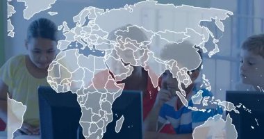 Öğrencilere yol gösteren soluk harita etkileşimli öğrenme için bilgisayar monitöründe üstüste biniyor. Eğitim, işbirliği, teknoloji, sınıf, güven, katılım, görsel