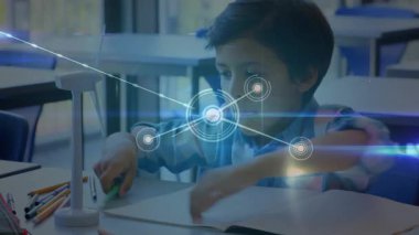 Çocuk sınıfta notlar yazıyor düğüm ağını aktifleştiriyor ve rüzgar türbini modelini kızlara veriyor. Yenilik, işbirliği, eğitim, teknoloji, gelecek, takım çalışması, yaratıcılık