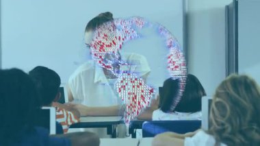 Küre masa kenarında maddeleşiyor ve öğretmenin etrafında dönüyor, interaktif eğitimi destekliyor. Etkileşimli, eğitim, dijital, teknoloji, sınıf, öğrenme, çocuklar