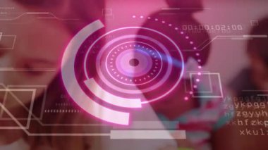 Liseli kız pembe HUD yazma sınavı odak değişimi, sonra da erkek çocuk cevapları yazarak tamamlıyor. Eğitim, sınıf, öğrenci, öğrenme, dijital, konsept, analiz