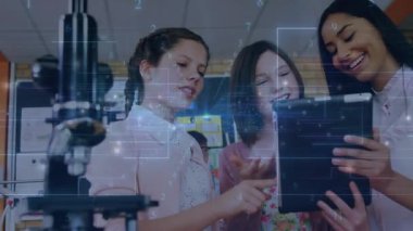 Üç öğrenci mikroskop kullanıyor, tablet tıklayarak bilim hologramlarını keşfediyor. Yenilik, işbirliği, eğitim, fütürist, gençlik, teknoloji, keşif
