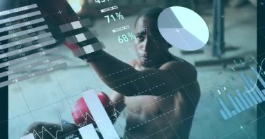 Taşıyıcı bantlardaki karton kutuların üzerinde istatistik ve veri işleme animasyonları. Küresel iş teknolojisi ve veri işleme kavramı dijital olarak oluşturuldu.