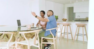 Erkek, test cihazını kaldırır ve kadının mutfakta dizüstü bilgisayarını incelemesiyle sağlık sonuçlarını açıklar. Teknoloji, iletişim, eğlence, işbirliği, yaşam tarzı, modern, yerli