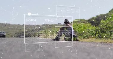 Sırt çantasının üzerinde oturan bir kadın çevresel verileri izlemek için dijital HUD 'yi çalıştırıyor. Gelecek, teknoloji, manzara, görselleştirme, keşif, arayüz, açık hava