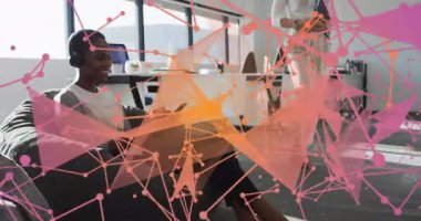 Yetişkin bir kadın akıllı telefonu dinliyor ve pazarlama için büyüyen ağı etkinleştiriyor. İşbirliği, yenilik, bağlantı, fütürizm, dijital, işyeri, iletişim