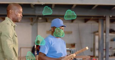 Ahşap işçisi kalas alırken Sander 'ı birbirine bağlamak için bulut simgesini tıklatıyor. İşbirliği, dijital iş akışı, imalat, teknoloji, sanayi, bağlantı, takım çalışması