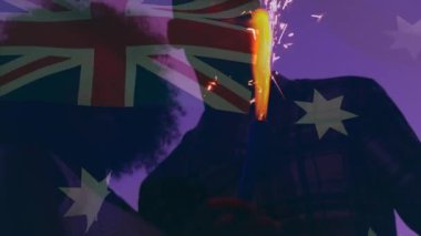 Akıllı telefon kullanan bir adamın üzerindeki renkli yapboz parçalarının animasyonu. Sayısal olarak üretilen covid pandemik konsept sırasında küresel sağlık tedbirleri.