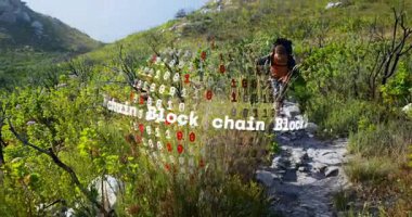 Yürüyüşçü iz üzerinde engelleme küresine yaklaşıyor, ikili animasyon yoluyla verileri keşfediyor. Teknoloji, yenilik, açık hava, macera, dijital, fütüristik, doğa