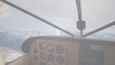 Uçağı uçuran beyaz erkek pilotun dikiz aynasındaki profil simgelerinin animasyonu. Küresel ağ ve havacılık teknolojisi kavramı