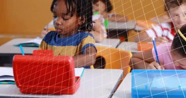 Liseli kız kurşun kalem kutusuna uzanıyor ve sürüklenen eğitim sistemi ile matematik problemleri yazıyor. Sınıf, eğitim, öğrenim, çocuklar, akademik, kırtasiye, öğrenim