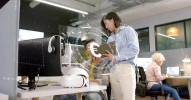 Oturan iş arkadaşına tablet sunan kadın iş arkadaşı, mali analiz için avro hologramını başlatıyor. Teknoloji, yenilik, dijital, gelecek, işbirliği, veri, iş