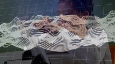 İlköğretim öğrencisi stil çizimini canlandırılmış dalga formu izleme çalışmasıyla tablet üzerinde yapıyor. Dijital sanat, yaratıcılık, yenilik, eğitim, teknoloji, gençlik, canlılık