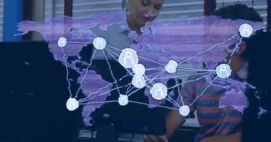 Teknik monitör yumurtlama düğümlerini kapatırken anne akıllı telefon rehberliği yapıyor ve oğul ağlarını gözden geçiriyor. Dijital, bağlantı, işbirlikçi, gelecekçi, iletişim, kentsel, yenilikçi